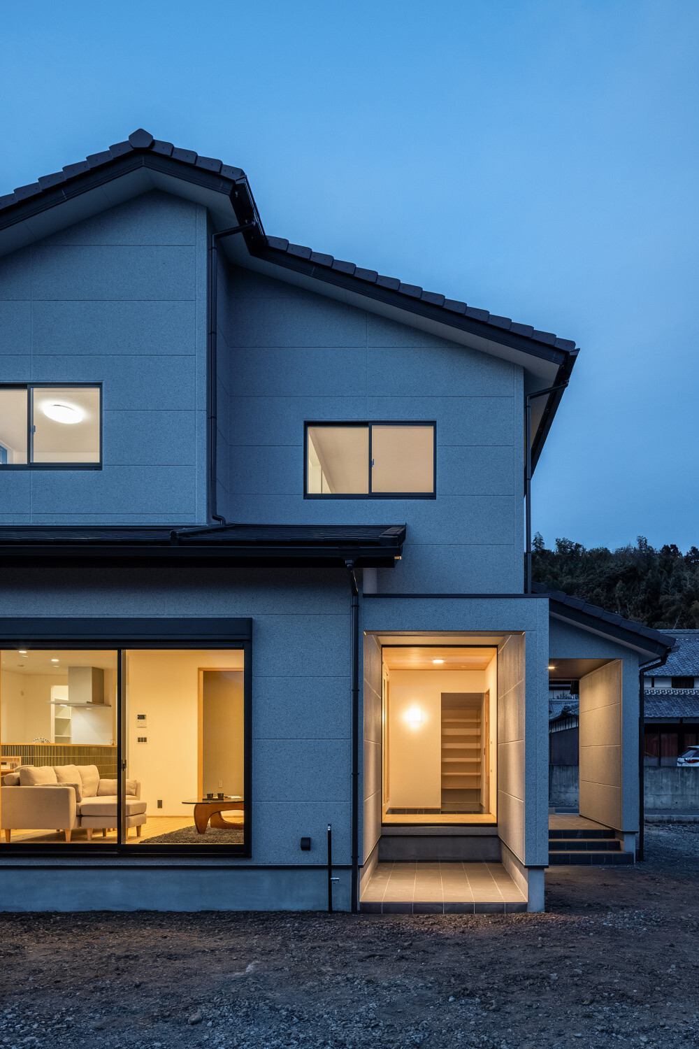 旅館ライクな注文住宅の外観、切り妻屋根と大きな軒のある引き戸玄関