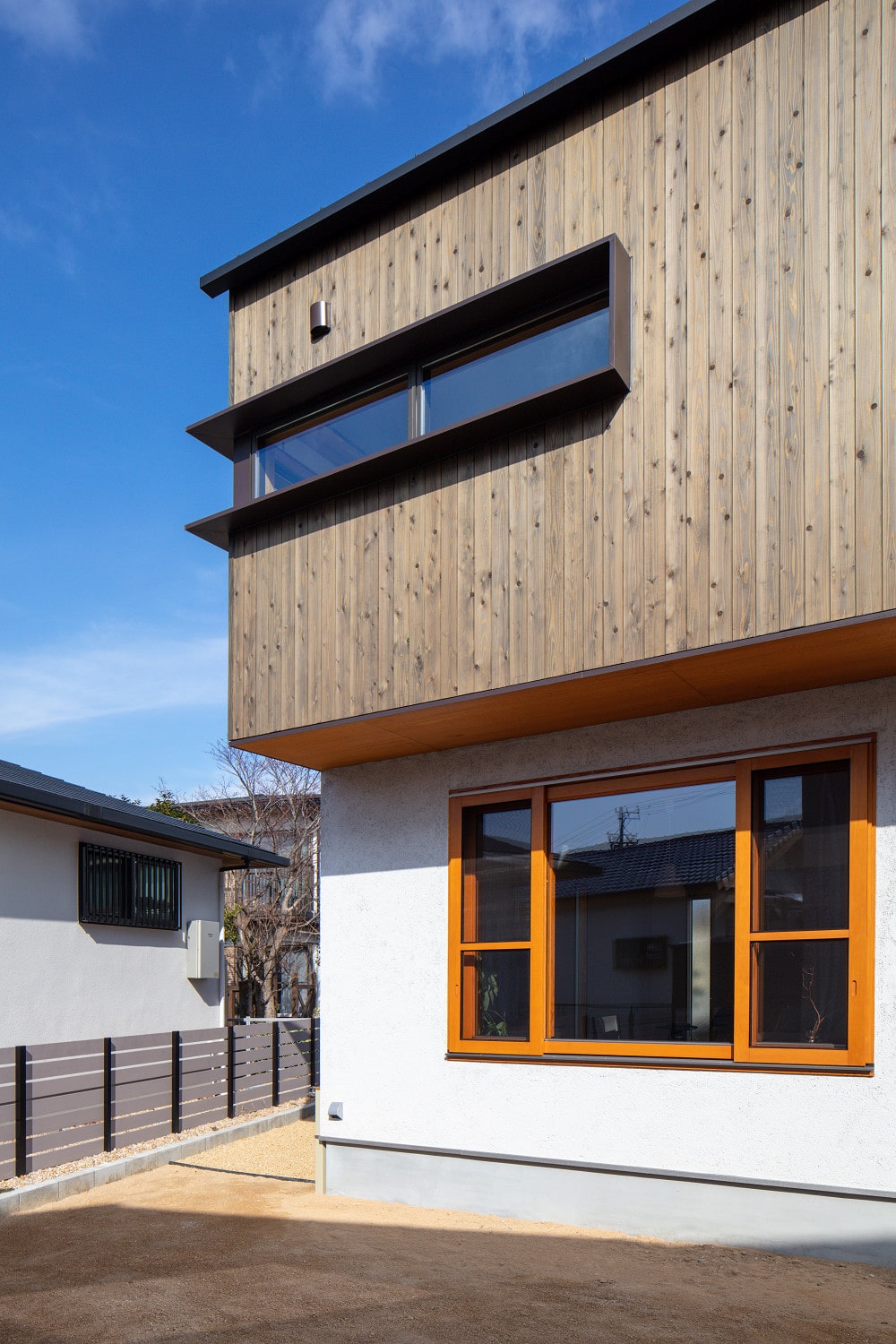 自然素材を使った平屋の注文住宅の外観写真