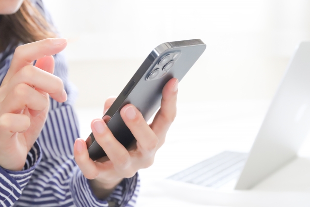 相談風景：パソコンと図面